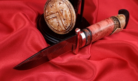 Подарочный Нож Спартанец сталь дамаск торцевой с воронением, рукоять карельская береза красная, мокуме-гане на подставке Подарочный Нож Спартанец сталь дамаск торцевой с воронением, рукоять карельская береза красная, мокуме-гане на подставке