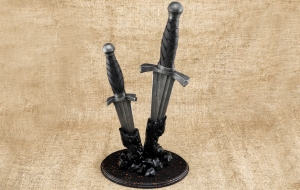 Сувенир два кинжала дамаск черный граб резной на подставке Сувенир два кинжала дамаск черный граб резной на подставке