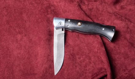 Выкидной нож "Волк" сталь дамаск, накладки G10 черная 