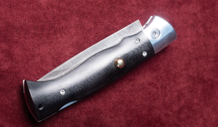 Выкидной нож "Волк" сталь дамаск, накладки G10 черная 