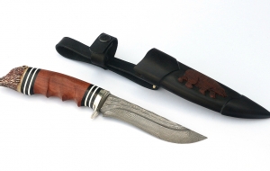 Авторский нож Охотник сталь дамаск камень рукоять резная бубинга, рог лося голова медведя, ножны черный граб Авторский нож Охотник сталь дамаск камень рукоять резная бубинга, рог лося голова медведя, ножны черный граб