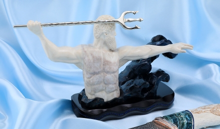 Авторская композиция Посейдон дамаск торцевой, мокуме-гане, зуб мамонта синий, бивень моржа резной на подставке Авторская композиция Посейдон дамаск торцевой, мокуме-гане, зуб мамонта синий, бивень моржа резной на подставке