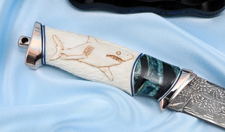 Авторская композиция Посейдон дамаск торцевой, мокуме-гане, зуб мамонта синий, бивень моржа резной на подставке Авторская композиция Посейдон дамаск торцевой, мокуме-гане, зуб мамонта синий, бивень моржа резной на подставке