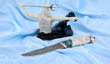 Авторская композиция Посейдон дамаск торцевой, мокуме-гане, зуб мамонта синий, бивень моржа резной на подставке Авторская композиция Посейдон дамаск торцевой, мокуме-гане, зуб мамонта синий, бивень моржа резной на подставке