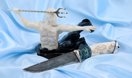 Авторская композиция Посейдон дамаск торцевой, мокуме-гане, зуб мамонта синий, бивень моржа резной на подставке Авторская композиция Посейдон дамаск торцевой, мокуме-гане, зуб мамонта синий, бивень моржа резной на подставке