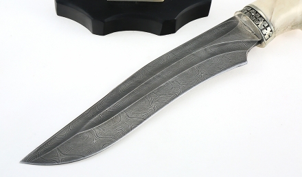 Нож Волк сталь дамаск-долы, рукоять рог лося резная голова волка, на подставке рог лося черный граб. 1