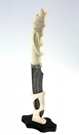 Нож Волк сталь дамаск-долы, рукоять рог лося резная голова волка, на подставке рог лося черный граб. 1