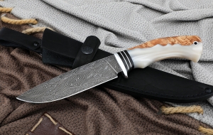 Нож Нептун сталь дамаск торцевой, рукоять карельская береза акрил белый Нож Нептун сталь дамаск торцевой, рукоять карельская береза акрил белый