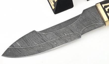 Нож Анубис сталь дамаск, рукоять резная черный граб латунь на подставке пирамида черный граб 1 Нож Анубис сталь дамаск, рукоять резная черный граб латунь на подставке пирамида черный граб 1