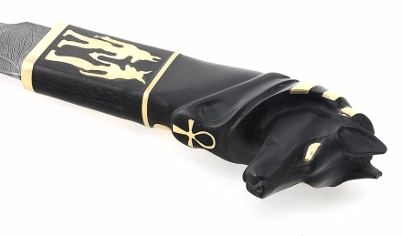 Нож Анубис сталь дамаск, рукоять резная черный граб латунь на подставке пирамида черный граб 1 Нож Анубис сталь дамаск, рукоять резная черный граб латунь на подставке пирамида черный граб 1