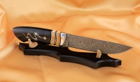 Нож Барракуда сталь дамаск нержавеющий рукоять черный граб кость мамонта с инкрустацией на подставке