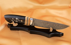 Коллекционный Нож Барракуда сталь дамаск нержавеющий рукоять черный граб кость мамонта с инкрустацией на подставке Коллекционный Нож Барракуда сталь дамаск нержавеющий рукоять черный граб кость мамонта с инкрустацией на подставке