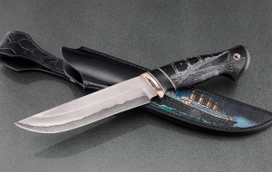 Коллекционный нож Косуля ламинация S 390 в  крученом дамаске, мокуме-гане акрил черный, скримшоу Титаник