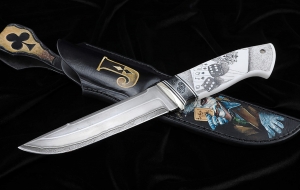Коллекционный нож Барракуда ламинация S 390 в  крученом дамаске, серебро акрил белый, скримшоу Джокер