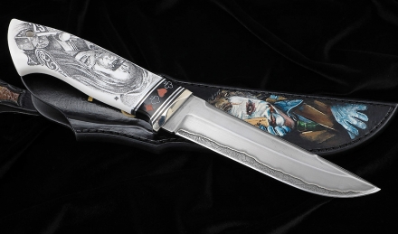 Коллекционный нож Барракуда ламинация S 390 в крученом дамаске, серебро акрил белый, скримшоу Джокер Коллекционный нож Барракуда ламинация S 390 в крученом дамаске, серебро акрил белый, скримшоу Джокер