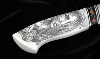 Нож Барракуда ламинация S 390 в  крученом дамаске, серебро акрил белый, скримшоу Джокер - Нож Барракуда ламинация S 390 в  крученом дамаске, серебро акрил белый, скримшоу Джокер