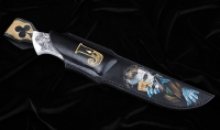Нож Барракуда ламинация S 390 в  крученом дамаске, серебро акрил белый, скримшоу Джокер - Нож Барракуда ламинация S 390 в  крученом дамаске, серебро акрил белый, скримшоу Джокер