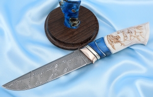 Авторский Нож Барракуда дамаск нержавеющий мокуме-гане карельская береза синяя рог лося резной на подставке Авторский Нож Барракуда дамаск нержавеющий мокуме-гане карельская береза синяя рог лося резной на подставке