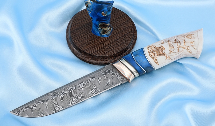 Нож Барракуда дамаск нержавеющий мокуме-гане карельская береза синяя рог лося резной на подставке