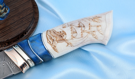 Авторский Нож Барракуда дамаск нержавеющий мокуме-гане карельская береза синяя рог лося резной на подставке