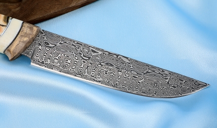 Коллекционный Нож Гриф сталь дамаск нержавеющий рукоять карельская береза рог лося кость мамонта на подставке Коллекционный Нож Гриф сталь дамаск нержавеющий рукоять карельская береза рог лося кость мамонта на подставке