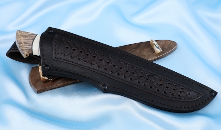 Коллекционный Нож Гриф сталь дамаск нержавеющий рукоять карельская береза рог лося кость мамонта на подставке Коллекционный Нож Гриф сталь дамаск нержавеющий рукоять карельская береза рог лося кость мамонта на подставке