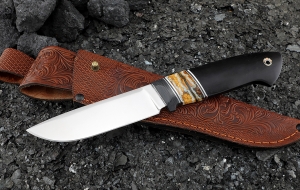 Нож из стали S390 «Странник-2» рукоять зуб мамонта стабилизированный желтый черный граб