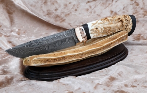 Подарочный Нож Барракуда сталь дамаск торцевой, рукоять мокуме-гане черный граб бивень моржа резной на подставке