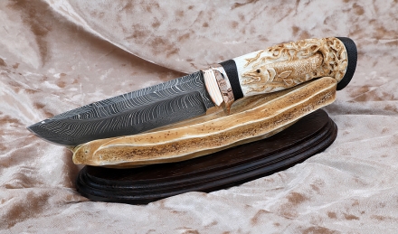 Нож Барракуда сталь дамаск торцевой, рукоять мокуме-гане черный граб бивень моржа резной на подставке