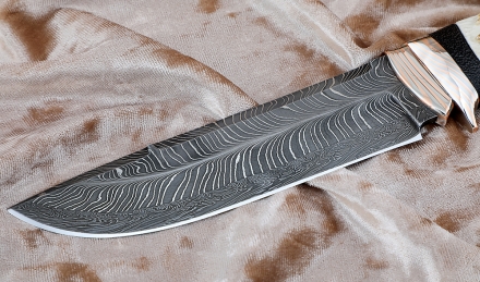 Подарочный Нож Барракуда сталь дамаск торцевой, рукоять мокуме-гане черный граб бивень моржа резной на подставке