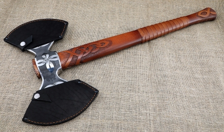 Топор-секира с рисунком ясень резной на подставке Топор-секира с рисунком ясень резной на подставке