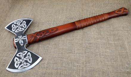 Топор-секира с рисунком ясень резной на подставке Топор-секира с рисунком ясень резной на подставке