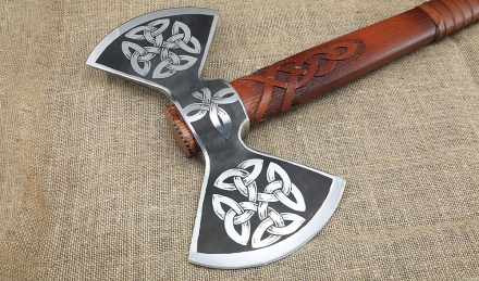 Топор-секира с рисунком ясень резной на подставке Топор-секира с рисунком ясень резной на подставке