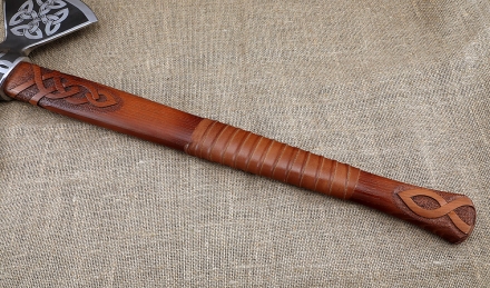 Топор-секира с рисунком ясень резной на подставке Топор-секира с рисунком ясень резной на подставке