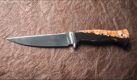 Нож Стрела сталь кованая х12мф рукоять гибрид акрил черный и карельская береза янтарь Нож Стрела сталь кованая х12мф рукоять гибрид акрил черный и карельская береза янтарь