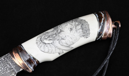 Авторская композиция Эпоха мамонта, премиум нож дамаск торцевой рукоять мокуме-гане, зуб мамонта, бивень моржа с рисунком