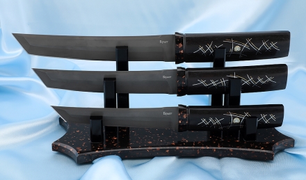 Набор ножей Танто на подставке из акрила, сталь булат, рукоять черный граб с инкрустацией