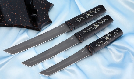 Набор ножей Танто на подставке из акрила, сталь булат, рукоять черный граб с инкрустацией