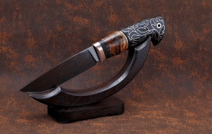 Эксклюзивный Нож Нептун сталь дамаск торцевой с воронением, рукоять мокуме-гане кость мамонта черный граб с инкрустацией на подставке
