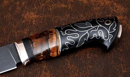 Эксклюзивный Нож Нептун сталь дамаск торцевой с воронением, рукоять мокуме-гане кость мамонта черный граб с инкрустацией на подставке
