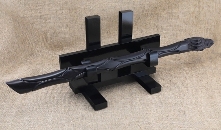 Подарочный сувенир «Вакидзаси» дамаск рукоять резной черный граб с головой дракона на подставке Подарочный сувенир «Вакидзаси» дамаск рукоять резной черный граб с головой дракона на подставке