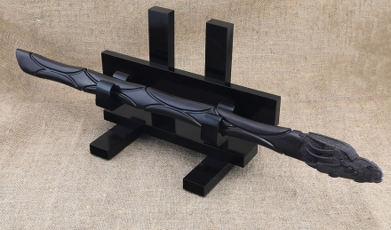 Подарочный сувенир «Вакидзаси» дамаск рукоять резной черный граб с головой дракона на подставке Подарочный сувенир «Вакидзаси» дамаск рукоять резной черный граб с головой дракона на подставке