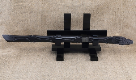 Подарочный сувенир «Вакидзаси» дамаск рукоять резной черный граб с головой дракона на подставке Подарочный сувенир «Вакидзаси» дамаск рукоять резной черный граб с головой дракона на подставке