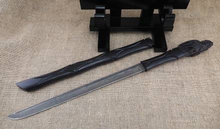 Подарочный сувенир «Вакидзаси» дамаск рукоять резной черный граб с головой дракона на подставке Подарочный сувенир «Вакидзаси» дамаск рукоять резной черный граб с головой дракона на подставке