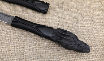 Подарочный сувенир «Вакидзаси» дамаск рукоять резной черный граб с головой дракона на подставке Подарочный сувенир «Вакидзаси» дамаск рукоять резной черный граб с головой дракона на подставке