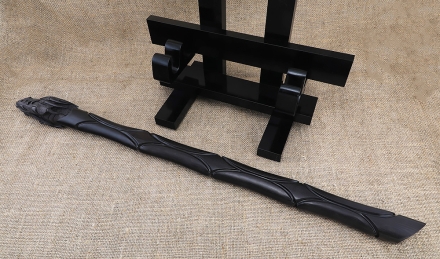 Подарочный сувенир «Вакидзаси» дамаск рукоять резной черный граб с головой дракона на подставке Подарочный сувенир «Вакидзаси» дамаск рукоять резной черный граб с головой дракона на подставке