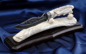 Премиум Нож Осетр сталь дамаск, рукоять рог лося резная, на подставке рог лося черный граб