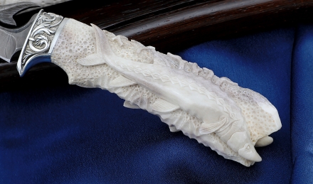 Премиум Нож Осетр сталь дамаск, рукоять рог лося резная, на подставке рог лося черный граб