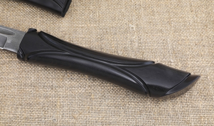 Подарочный сувенир «Вакидзаси» дамаск рукоять резной черный граб на подставке Подарочный сувенир «Вакидзаси» дамаск рукоять резной черный граб на подставке