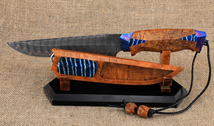 Нож Алькор дамаск ламинированный рукоять и ножны карельская береза янтарь, зубы мамонта на подставке